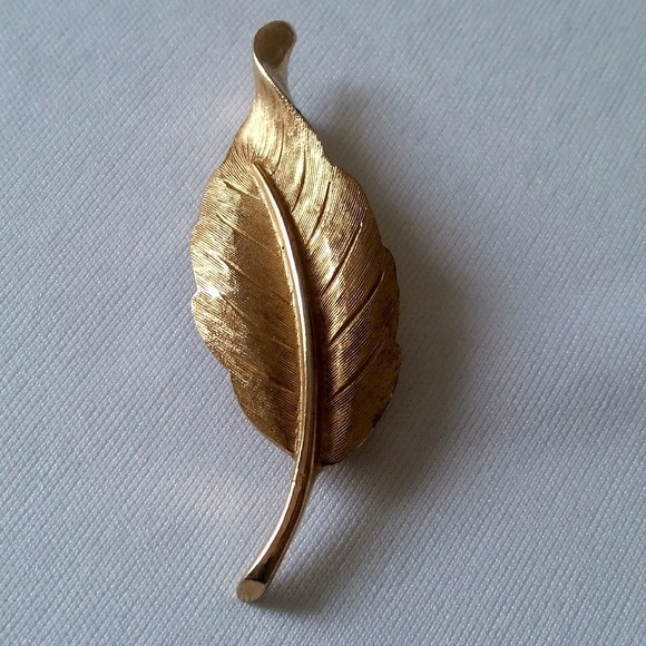 Avon vintage brooch gold tone leaf - Picture 3 of 3